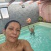 petit selfie devant la piscine du centre de relaxation zenzizen